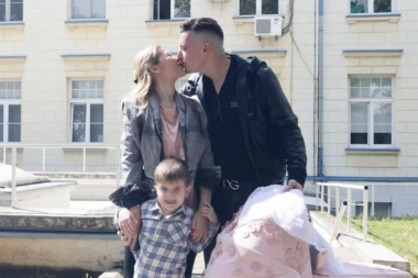 DANIJELA KARIĆ NAPUSTILA PORODILIŠTE! Prve slike nakon porođaja TOPE SRCA, suprug joj priredio romantično iznenađenje (FOTO)
