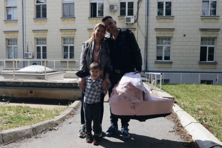 Danijela Karić izlazi iz porodilišta, stigao suprug Ivan Mileusnić i sin Maksim