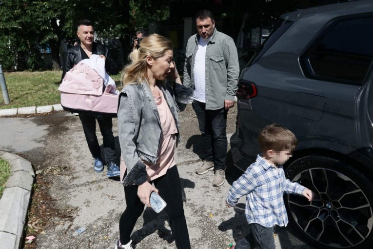 Danijela Karić izlazi iz porodilišta, stigao suprug Ivan Mileusnić i sin Maksim