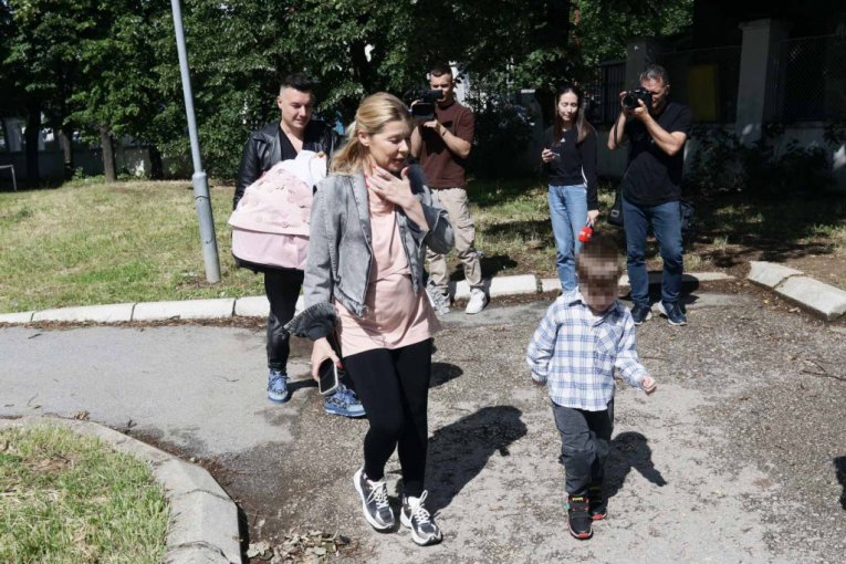 Danijela Karić izlazi iz porodilišta, stigao suprug Ivan Mileusnić i sin Maksim