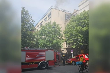 DRAMA NA DORĆOLU: Požar na vrhu zgrade, dim kulja na sve strane! (VIDEO)