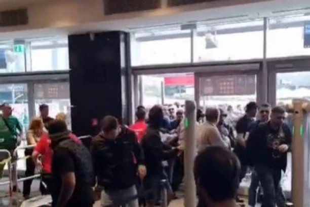 BITKA ZA FINALE EVROLIGE! Kuva u Berlinu: Navijači FENERA NA SILU želeli u dvoranu! Pala HAPŠENJA (VIDEO)