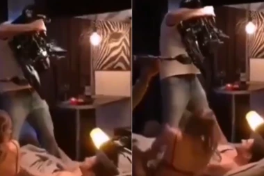 ONA SEDI GOLA, DOK SE ON DRŽI ZA KAMERMANA: Ne biste verovali koliko bizarno izgleda snimanje INTIMNIH ODNOSA (VIDEO)