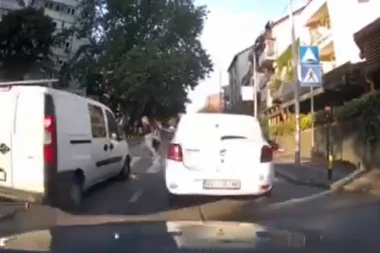TRAGEDIJA IZBEGNUTA ZA DLAKU! Divljačka voznja vozača pik-apa umalo koštala života majku i dvoje dece! (VIDEO)