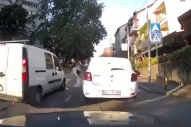 TRAGEDIJA IZBEGNUTA ZA DLAKU! Divljačka voznja vozača pik-apa umalo koštala života majku i dvoje dece! (VIDEO)
