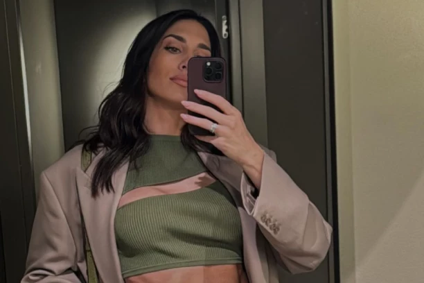 NA VRELOJ JELISAVETI SVE GOLO: Iz telefona srpske glumice objavljeni kadrovi MOKROG TELA, svaki deo se vidi (GALERIJA)