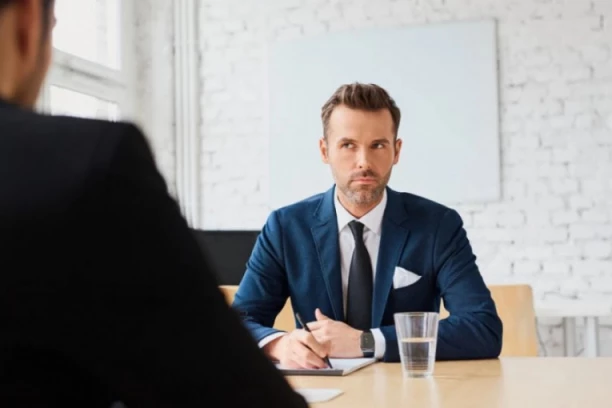 MLADIĆ VEĆ GODINAMA NE MOŽE DA PRONAĐE POSAO: Kada vidite njegovo lice, biće vam jasnije i zašto (VIDEO)