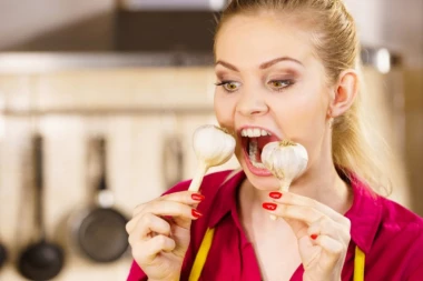 NAJLUĐA PRIČA O PRELJUBI: Zbog belog luka otkrila da je dečko vara!