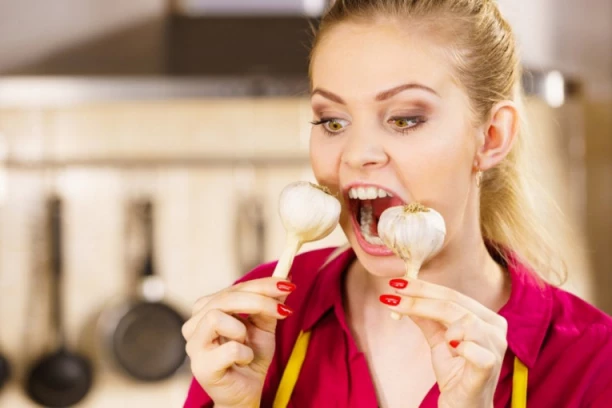 NAJLUĐA PRIČA O PRELJUBI: Zbog belog luka otkrila da je dečko vara!