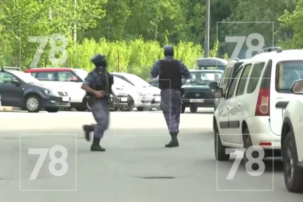 MUŠKARAC OTVORIO VATRU NA POLICIJU: Zabarikadirao se u svom stanu i organima reda poslao poruku (VIDEO)