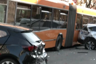 SUDAR TROLEJBUSA I DVA AUTOMOBILA! Haos u Vojislava Ilića!
