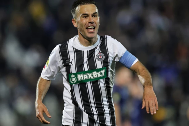 LEGENDE OTVORILE BRATSKI KUP: NATHO SADIO CVEĆE i igrao šah - Topao doček za crno-bele!  (FOTO)