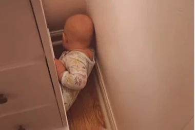 BEBA SE ZAGLAVILA ISPOD KOMODE, A KADA JE MAMA PITA ŠTA RADI USLEDIO JE URNEBESAN ODGOVOR: Video nasmejao MILIONE (VIDEO)
