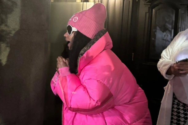 PRVE SLIKE  NAKON HAPŠENJA MUZIČKE ZVEZDE: Držali je iza rešetaka ŠEST SATI, a sada uvaćena na ULICI u šok izdanju (FOTO)