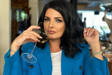 MILENA POPOVIĆ PROSLAVILA ROĐENDAN U ZAGRLJAJU DVA MUŠKARCA: Blista od sreće, a svi su gledali u jedan detalj! (FOTO)