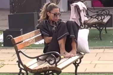 UZNEMIRUJUĆE IZDANJE ANELI AHMIĆ U ELITI: Imanjem šeta kao ZOMBI, javnost šokirana na šta liči nakon HAOSA sa Janjušem (FOTO)