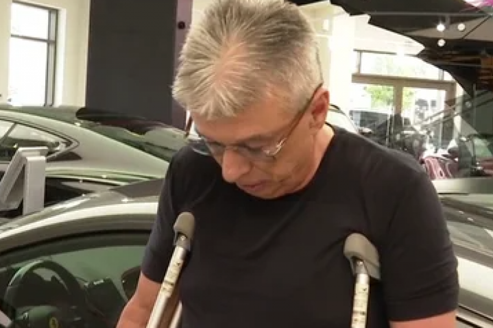 Saša Popović na štakama