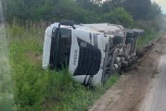 PREVRNUO SE I SLETEO U JARAK! Saobraćajna nesreća na putu Svilajnac-Despotovac (FOTO)