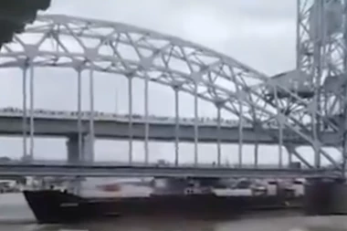 SLUČAJNOST ILI NE? Teretni brod udario u stub železničkog mosta, pokrenuta istraga (VIDEO)
