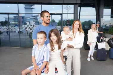 NASLEDNIK NIKOLE ROKVIĆA KRENUO U PRVI RAZRED! Ponosna majka ne može da zadrži suze: Moj zlatni dečače... (FOTO)