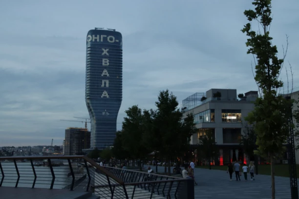 "PRIJATELJI SRBIJE, HVALA VAM"! Na Kuli Beograd  sijaju imena svih 106 država koje nisu glasale za Rezoluciju o Srebrenici! (FOTO)