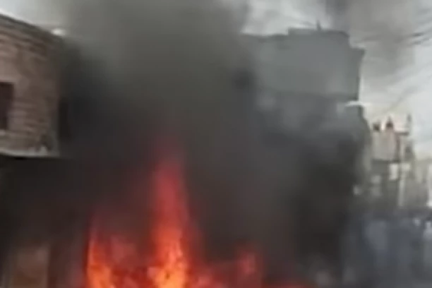 NAPADNUTI HRIŠĆANI, OCU I SINU SPALJENA KUĆA! Masa fanatika se obrušila na njihov dom, JEZIVE SCENE! (VIDEO)