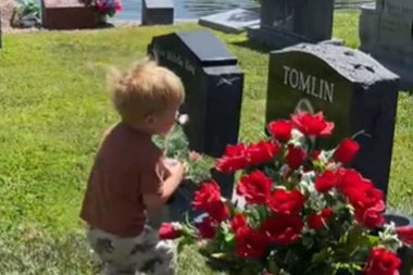55 MILIONA LJUDI NE MOŽE DA ZAUSTAVI SUZE ZBOG OVOG VIDEA: Deca prvi put na očevom grobu, reakcija će vas baciti na kolena (VIDEO)
