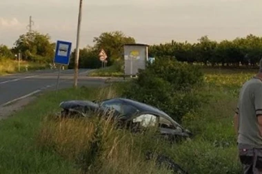 TEŠKA SAOBRAĆAJKA NA FRUŠKOJ GORI: Auto završio u kanalu, drugo vozilo smrskano! (FOTO)