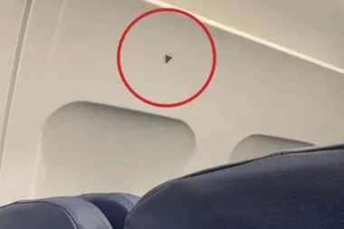 ZNATE LI ŠTA ZNAČE MALI TROUGLOVI U AVIONU? Ne nalaze se kod svih sedišta, a imaju važnu namenu
