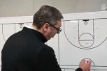 VUČIĆ U NESVAKIDAŠNJEM IZDANJU: Predsednik Srbije pokazao trenersko znanje iz košarke (VIDEO)