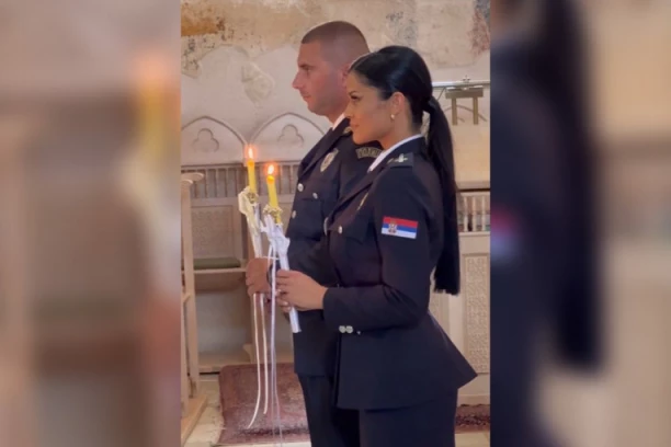 MLADA ODBILA VENČANICU, OBUKLA POLICIJSKU UNIFORMU: Za Nađom poludele mreže, tvrde da je najlepša u SRBIJI (FOTO)