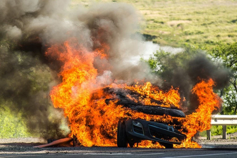 DRAMA KOD LJIGA! Automobil zapaljen, muškarac nemo gleda u vatru - jezive scene na putu!