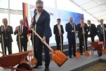 "OVO ZNAČI ŽIVOT ZA ČAČAK"! Predsednik uputio poruku nakon polaganja kamena temeljca za novu fabriku u Čačku! (FOTO)