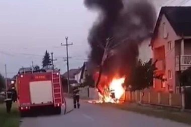 PRVI SNIMAK TEŠKE SAOBRAĆAJKE U ŠAPCU! Tinejdžeri zadobili teške povrede, a onda je auto BUKNUO! (VIDEO)