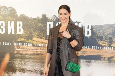 GLUMICA U IZAZOVNOJ POZI RASPAMETILA MUŠKARCE! Izvajane noge u prvom planu, ona obnažena! (FOTO)