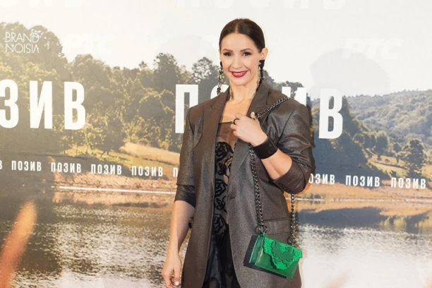 GLUMICA U IZAZOVNOJ POZI RASPAMETILA MUŠKARCE! Izvajane noge u prvom planu, ona obnažena! (FOTO)