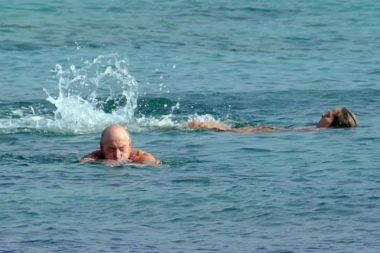 ČARLS JE NUDISTA I POJAVIO SE GOLIŠAV NA PLAŽI: Čuveni glumac zna kako da uživa