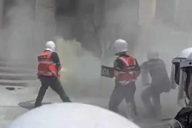 HAOS I SUKOBI NA ULICAMA: Demonstranti bacali molotovljeve koktele na Gradsku skupštinu, traže OVU stvar (VIDEO)