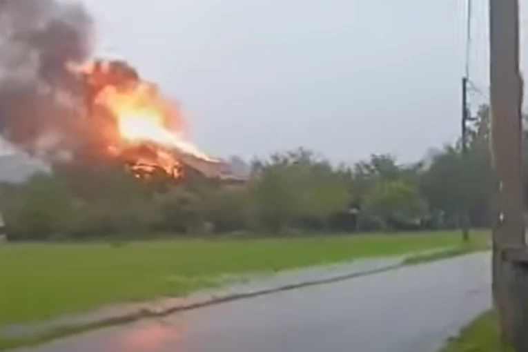 ODJEKUJU SIRENE U HRVATSKOJ! Kuća gori u plamenu! Jezivo nevreme OPUSTOŠILO komšiluk! Poplave na svakom koraku! (VIDEO)