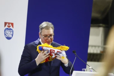 "JA ĆU PONOSNO DA VAM POKAŽEM OVU IZ UJEDINJENIH NACIJA" Predsednik Vučić raširio zastavu Srbije na predizbornom skupu!