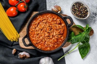 STRPLJENJE ĆE SE ISPLATITI! Napravite BOLONJEZE sos po receptu najboljeg italijanskog kuvara (VIDEO)