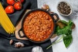 STRPLJENJE ĆE SE ISPLATITI! Napravite BOLONJEZE sos po receptu najboljeg italijanskog kuvara (VIDEO)