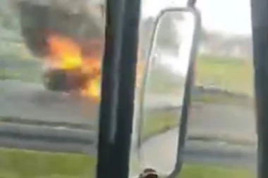 IZGOREO AUTOMOBIL KOD SMEDEREVA: Vatra ga progutala za tren (VIDEO)