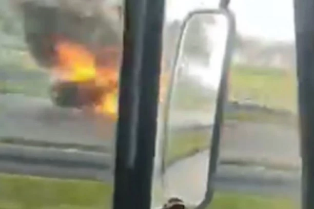 IZGOREO AUTOMOBIL KOD SMEDEREVA: Vatra ga progutala za tren (VIDEO)