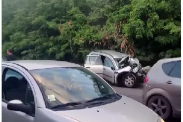 "AUTO JE SMRSKAN, NE MOGU DA PRIĐU VOZAČU, 3 HITNE VOZE POVREĐENE"! Očevidac o stravičnoj nesreći kod Mladenovca - direktno se sudarili autobus i automobil! (FOTO, VIDEO)