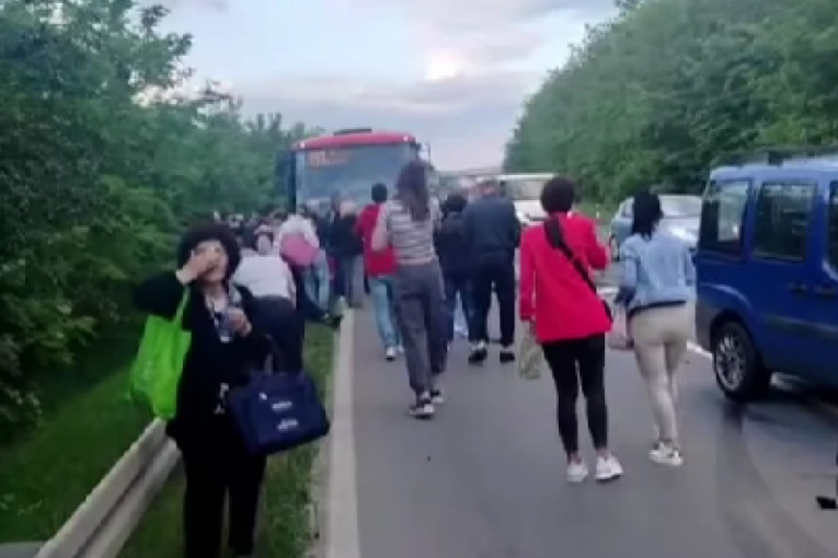 DIREKTAN SUDAR AUTOBUSA I AUTOMOBILA KOD MLADENOVCA! Jeziv prizor - automobil potpuno zgužvan! (FOTO)