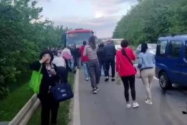 DIREKTAN SUDAR AUTOBUSA I AUTOMOBILA KOD MLADENOVCA! Jeziv prizor - automobil potpuno zgužvan! (FOTO)