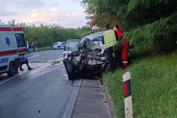 VOZAČ AUTOBUSA POKUŠAO DA IZBEGNE SUDAR, ALI NIJE USPEO: Izašao je kroz prozor, pa se samo sručio na zemlju!