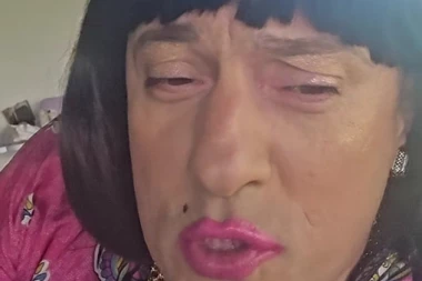 HIT SNIMAK ANDRIJE MILOŠEVIĆA! Komičar STAVIO PERIKU, NAMAZAO KARMIN I NARCTAO OBRVE, pa zapevao: "Moj je dečko kamiondžija!"