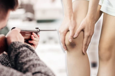 OSOBA KOJA JE UPUCALA DETE KOD KALEMEGDANA SNIMLJENA NA KAMERI?! Uzima se materijal sa video-nadzora, dete čeka operaciju butine!